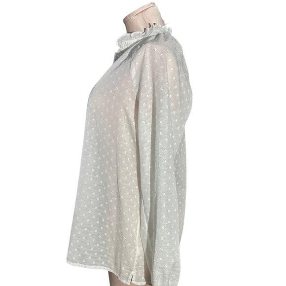 Lilly Pulitzer white top in size S. Beautiful detail throughout. Lilly buttons - Picture 8 of 12